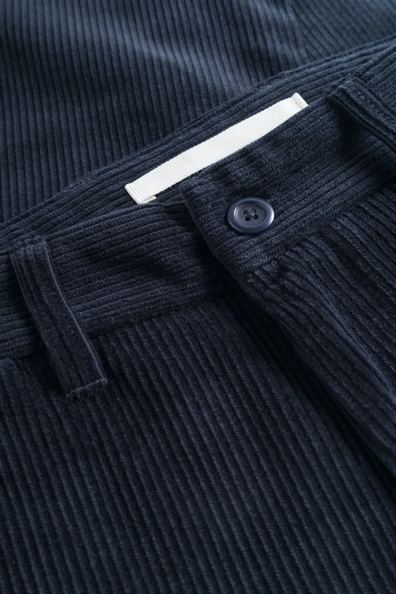 aros_regular_wide_wale_corduroy_chino_4-2.webp Norse Projects TROUSERS^Aros Regular Wide Wale Corduroy Chino Dark Navy