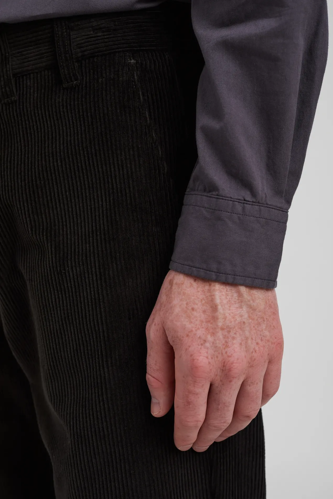 aros_regular_wide_wale_corduroy_chino_4.webp Norse Projects TROUSERS^Aros Regular Wide Wale Corduroy Chino Beech Green