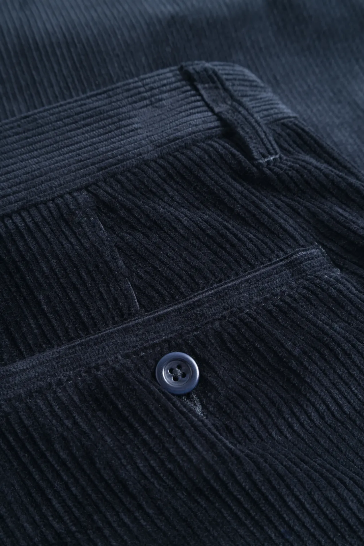 aros_regular_wide_wale_corduroy_chino_5-2.webp Norse Projects TROUSERS^Aros Regular Wide Wale Corduroy Chino Dark Navy