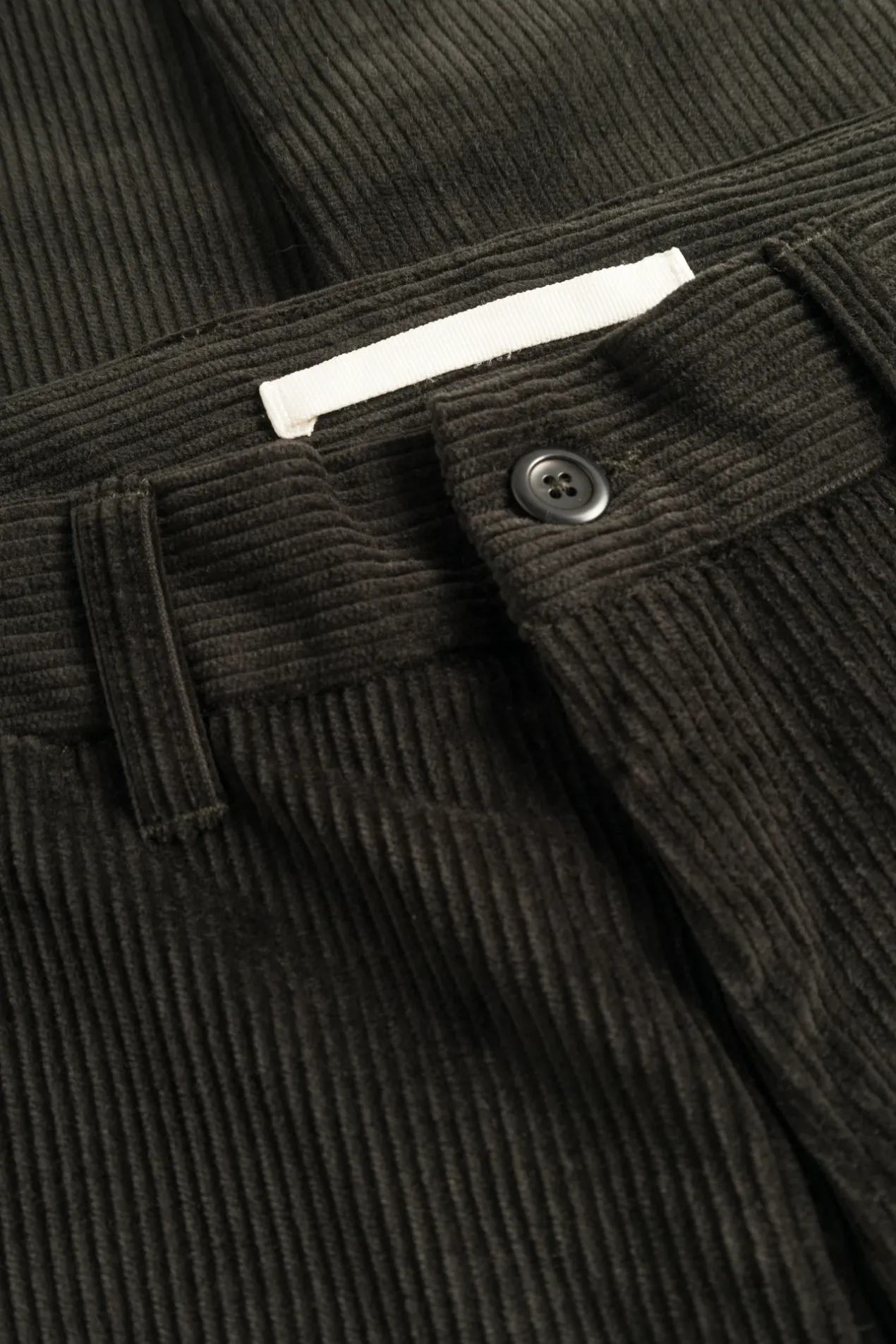 aros_regular_wide_wale_corduroy_chino_5.webp Norse Projects TROUSERS^Aros Regular Wide Wale Corduroy Chino Beech Green