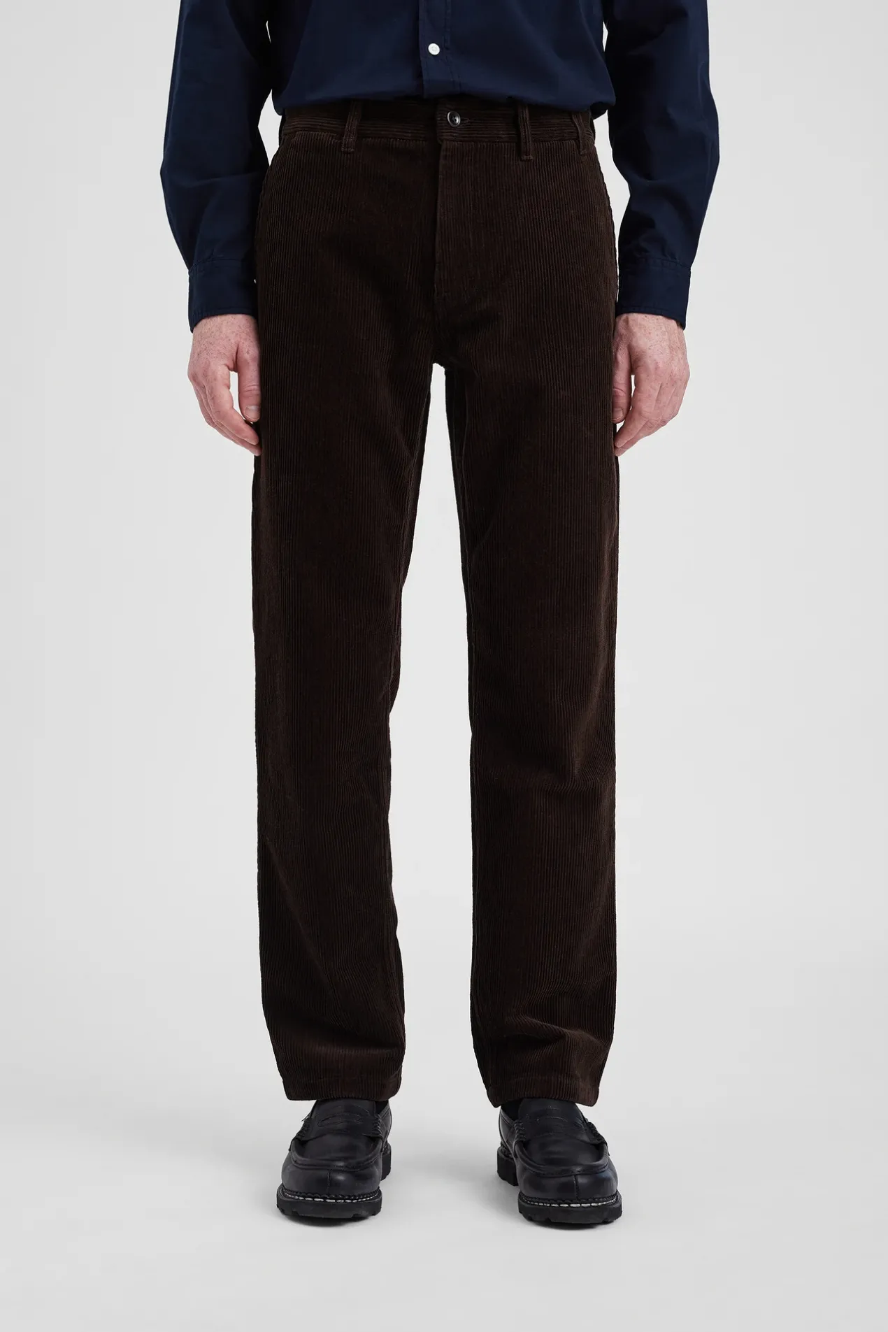 aros_regular_wide_wale_corduroy_chino_espresso_2.webp Norse Projects TROUSERS^Aros Regular Wide Wale Corduroy Chino Espresso