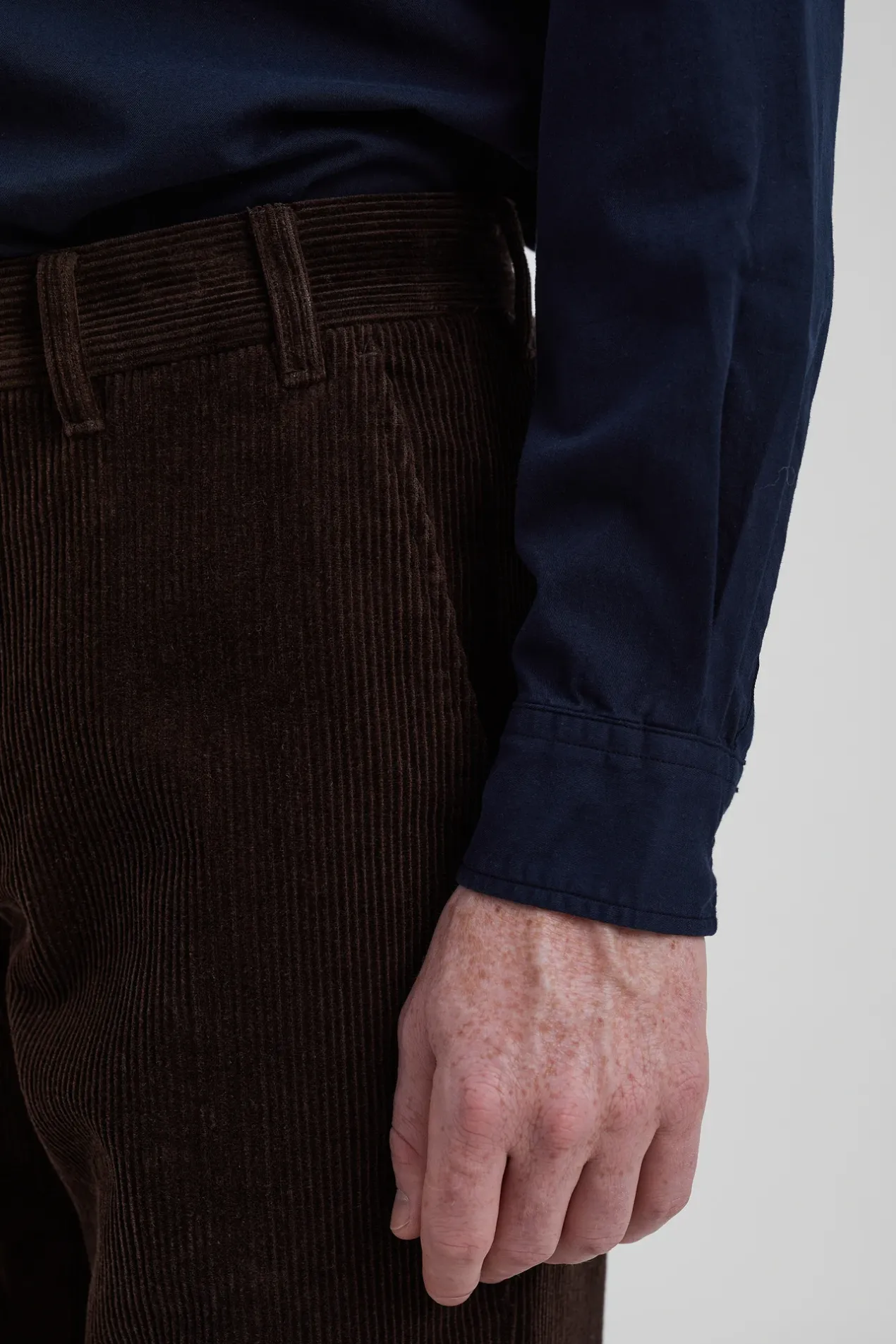 aros_regular_wide_wale_corduroy_chino_espresso_4.webp Norse Projects TROUSERS^Aros Regular Wide Wale Corduroy Chino Espresso