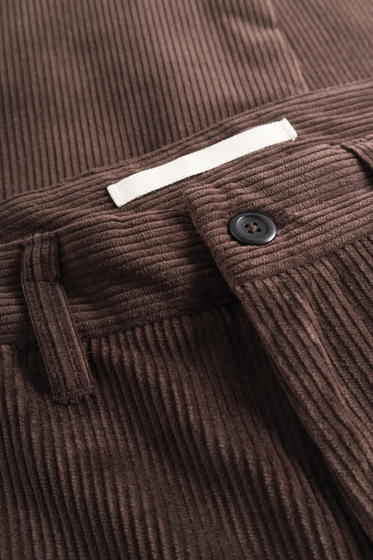 aros_regular_wide_wale_corduroy_chino_espresso_5.webp Norse Projects TROUSERS^Aros Regular Wide Wale Corduroy Chino Espresso