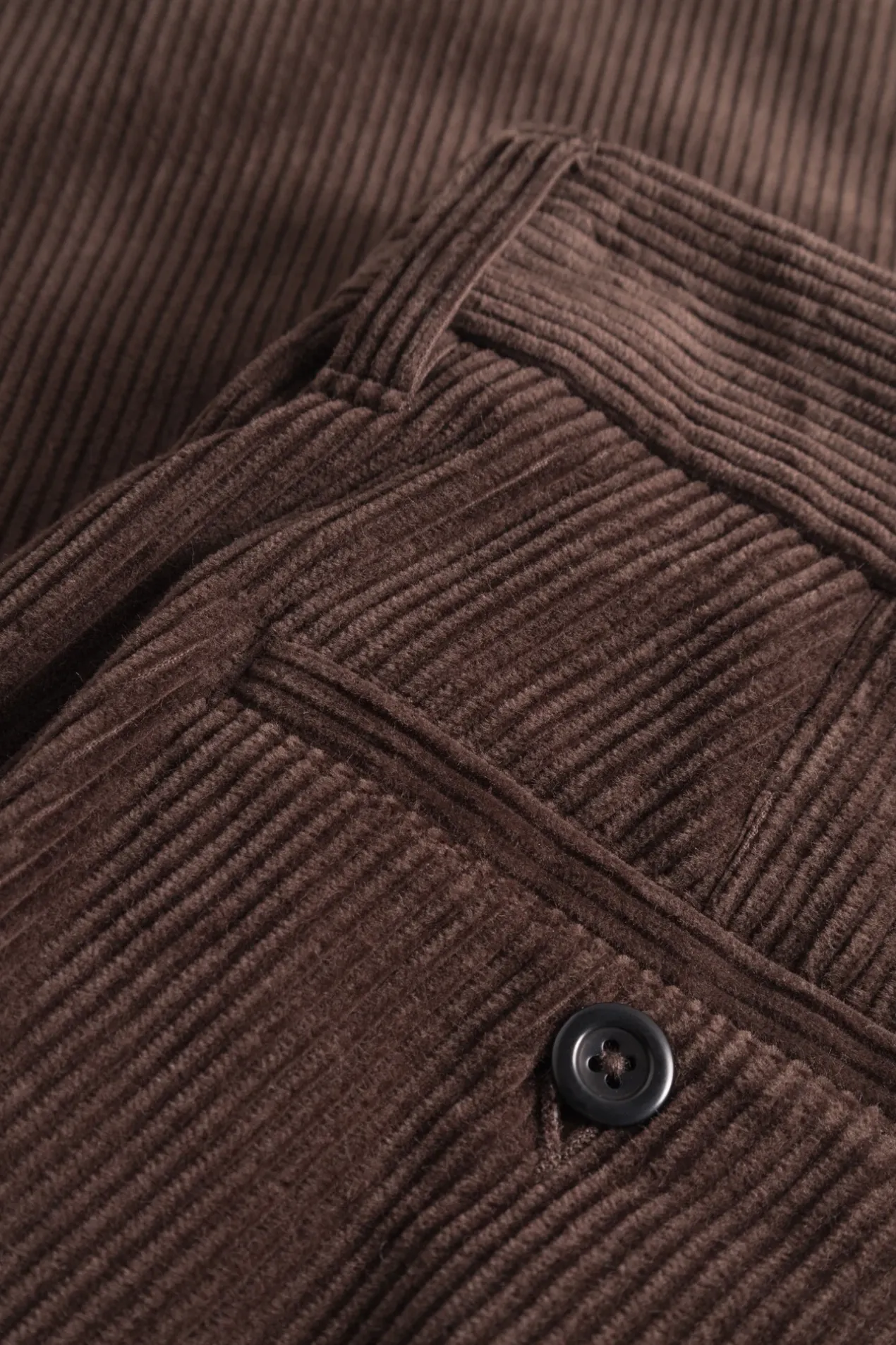 aros_regular_wide_wale_corduroy_chino_espresso_6.webp Norse Projects TROUSERS^Aros Regular Wide Wale Corduroy Chino Espresso