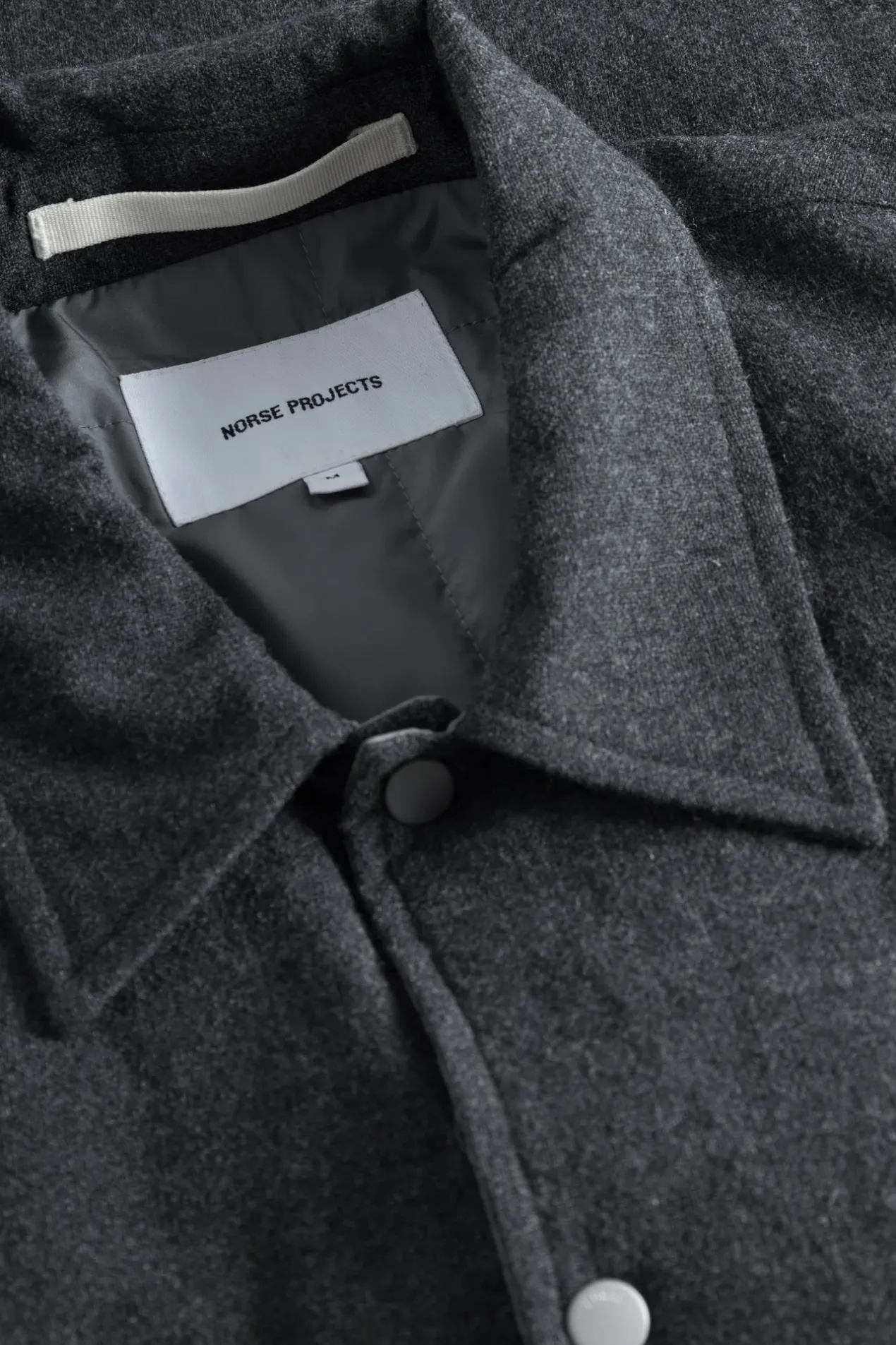 hjalmer_insulated_wool_overshirt_6.webp Norse Projects OVERSHIRTS^Hjalmer Insulated Wool Overshirt Charcoal Melange