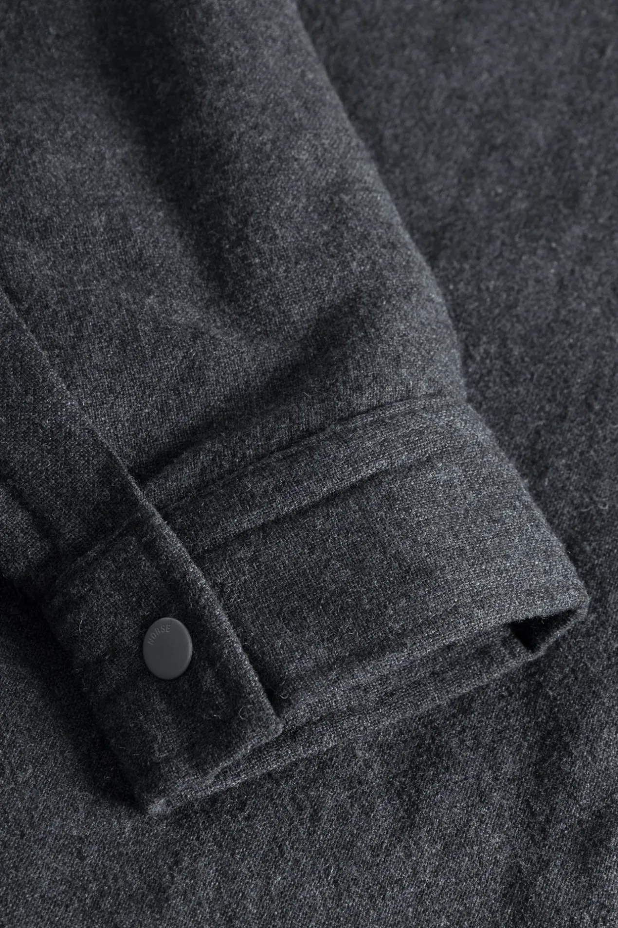 hjalmer_insulated_wool_overshirt_7.webp Norse Projects OVERSHIRTS^Hjalmer Insulated Wool Overshirt Charcoal Melange
