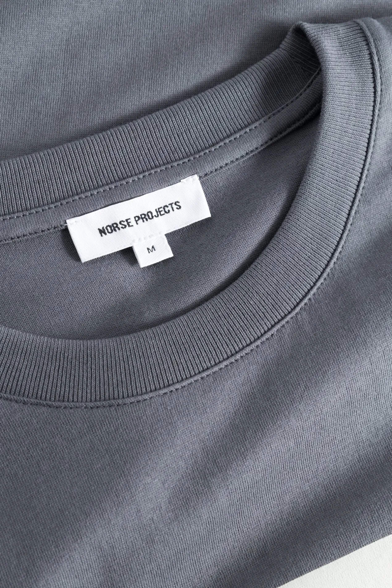 johannes_organic_bucket_hat_print_tshirt_6.webp Norse Projects T-SHIRTS^Johannes Organic Bucket Hat Print T-shirt Magnet Grey