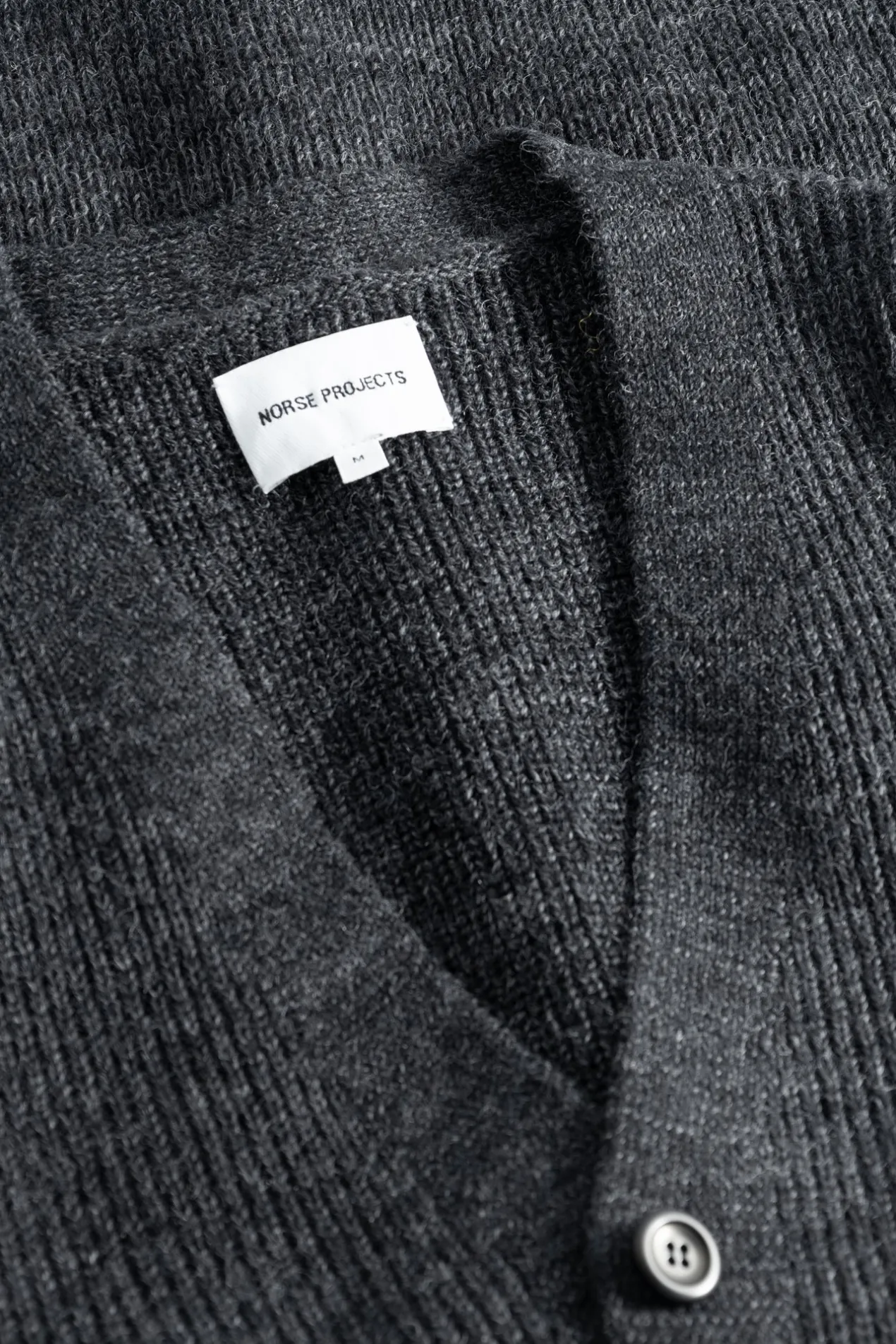 loki_wool_cotton_rib_cardigan_6.webp Norse Projects KNITWEAR^Loki Wool Cotton Rib Cardigan Dark Grey Melange