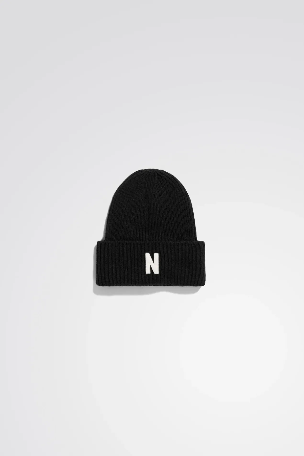 merino_lambswool_rib_n_logo_beanie_0-5.webp Norse Projects BEANIES^Merino Lambswool Rib N Logo Beanie Black