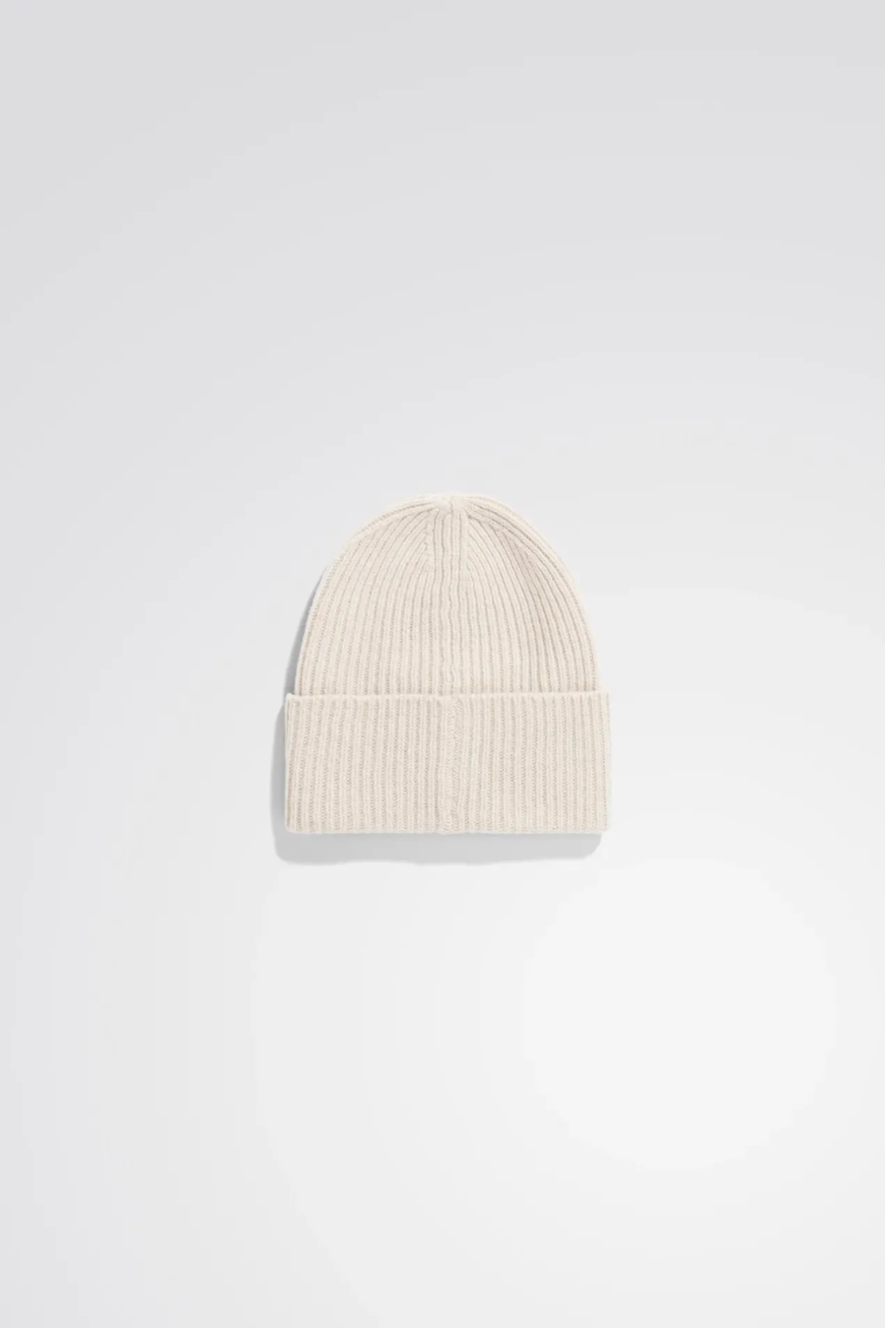 merino_lambswool_rib_n_logo_beanie_1-2.webp Norse Projects BEANIES^Merino Lambswool Rib N Logo Beanie Oatmeal