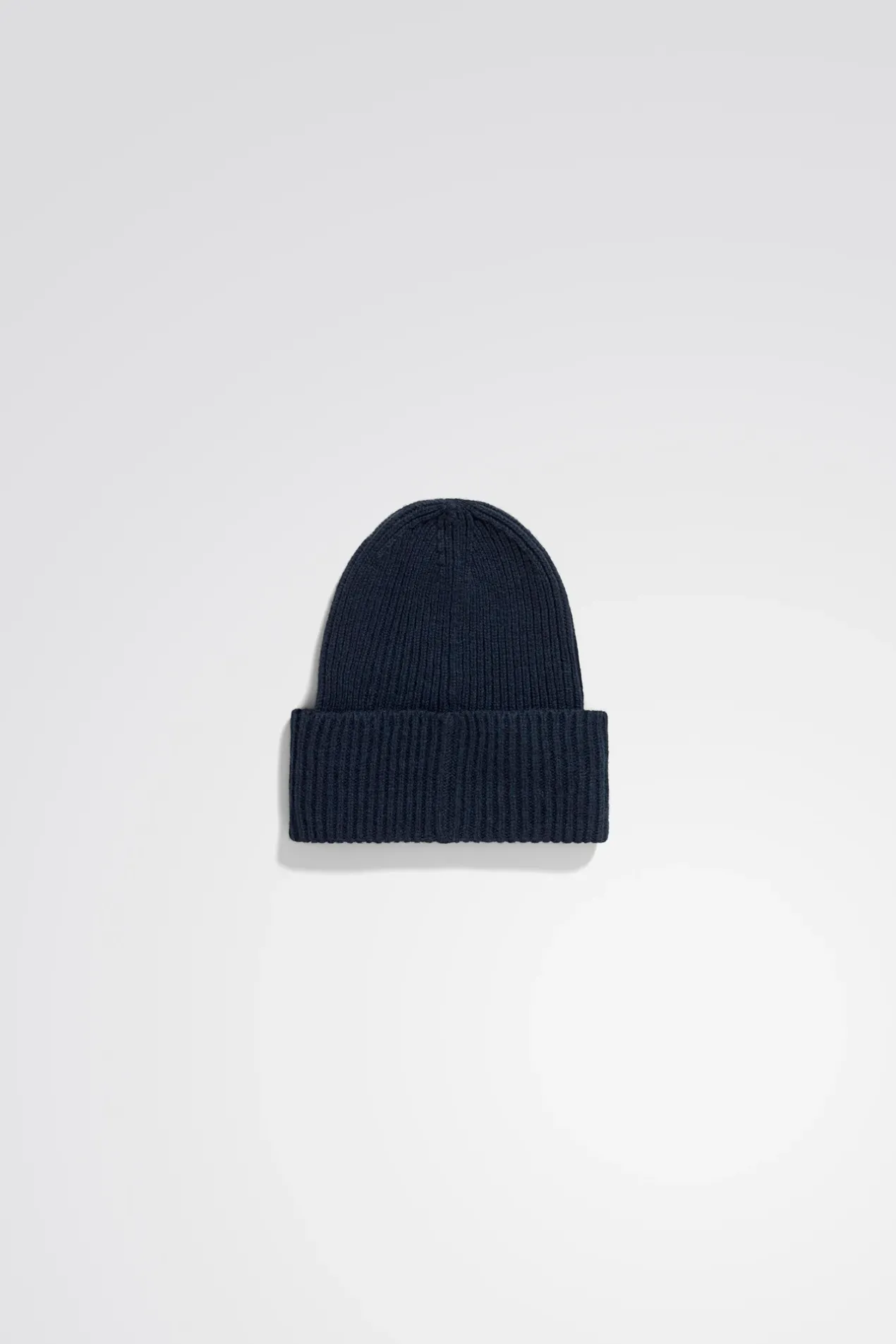 merino_lambswool_rib_n_logo_beanie_1-4.webp Norse Projects BEANIES^Merino Lambswool Rib N Logo Beanie Dark Navy