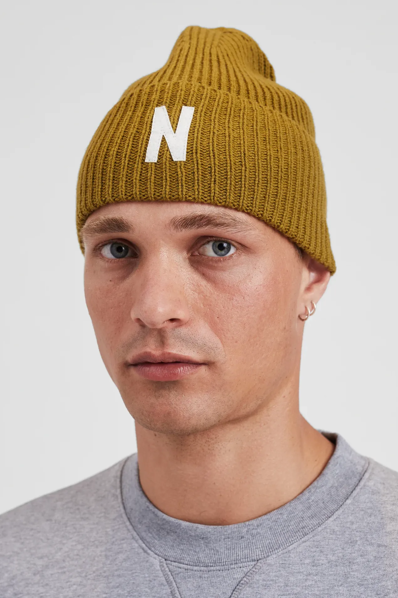 merino_lambswool_rib_n_logo_beanie_1.webp Norse Projects BEANIES^Merino Lambswool Rib N Logo Beanie Sitka Green