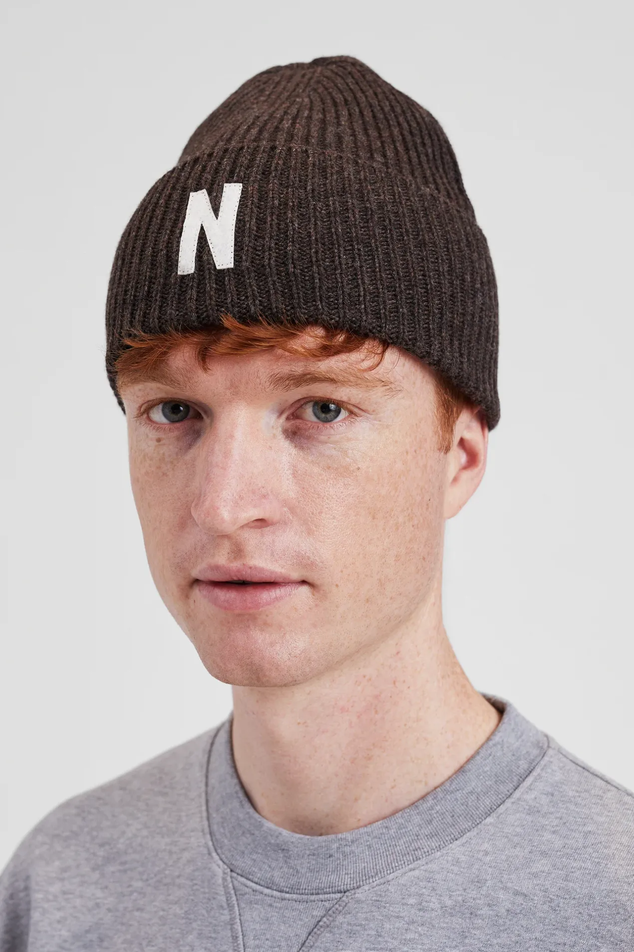 merino_lambswool_rib_n_logo_beanie_2-1.webp Norse Projects BEANIES^Merino Lambswool Rib N Logo Beanie Heathland Brown