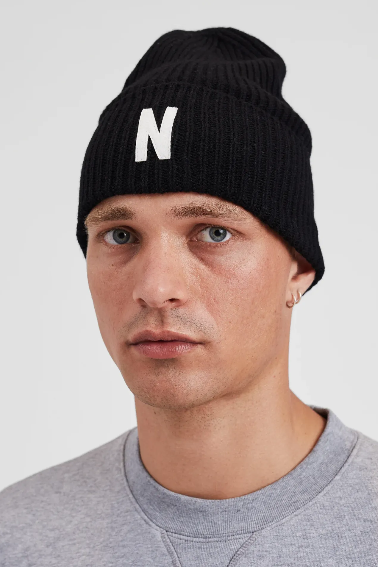 merino_lambswool_rib_n_logo_beanie_2-5.webp Norse Projects BEANIES^Merino Lambswool Rib N Logo Beanie Black