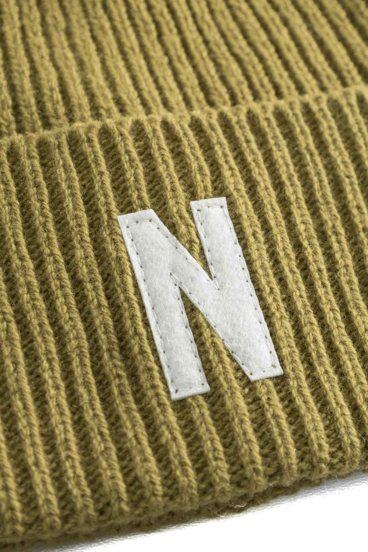 merino_lambswool_rib_n_logo_beanie_2.webp Norse Projects BEANIES^Merino Lambswool Rib N Logo Beanie Sitka Green