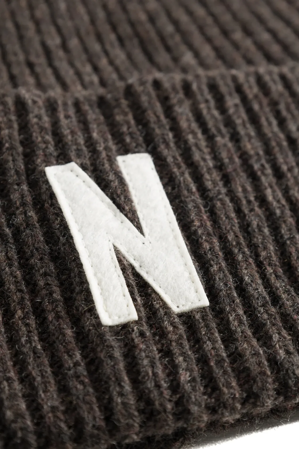 merino_lambswool_rib_n_logo_beanie_3-1.webp Norse Projects BEANIES^Merino Lambswool Rib N Logo Beanie Heathland Brown