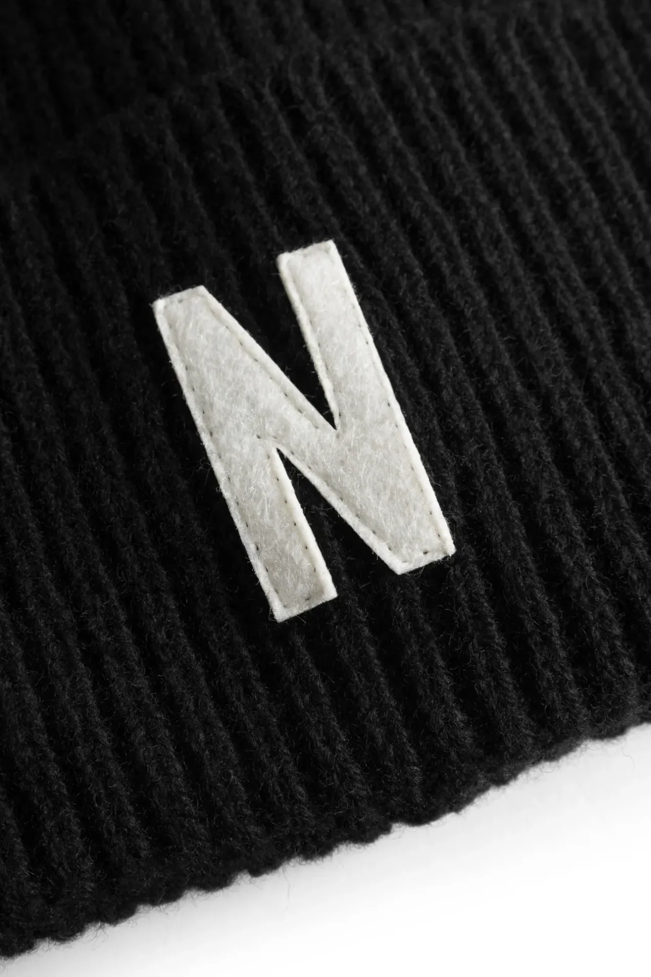 merino_lambswool_rib_n_logo_beanie_3-4.webp Norse Projects BEANIES^Merino Lambswool Rib N Logo Beanie Black
