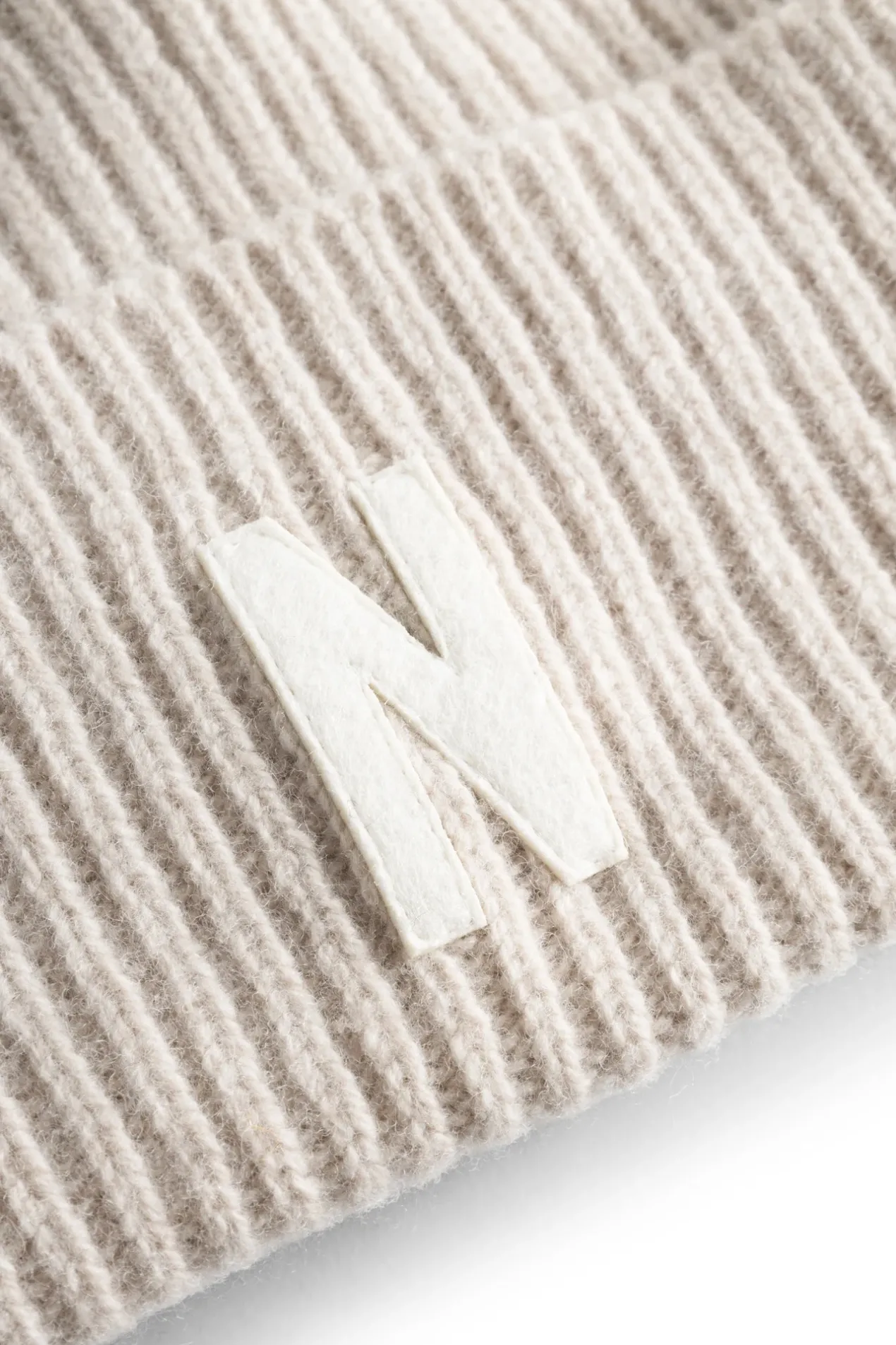 merino_lambswool_rib_n_logo_beanie_4-2.webp Norse Projects BEANIES^Merino Lambswool Rib N Logo Beanie Oatmeal