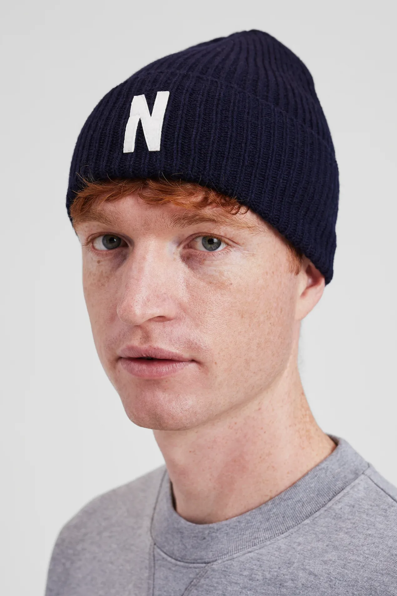 merino_lambswool_rib_n_logo_beanie_5-1.webp Norse Projects BEANIES^Merino Lambswool Rib N Logo Beanie Dark Navy