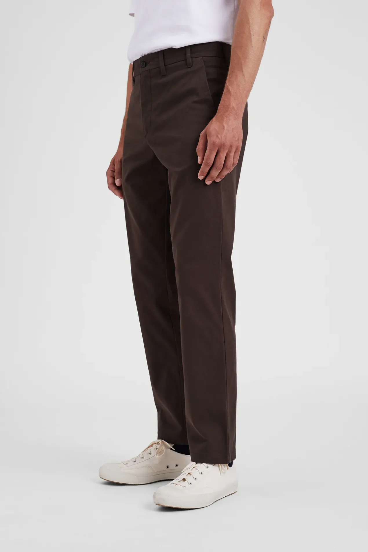 norse_standard_chino_3-4.webp Norse Projects TROUSERS^Norse Standard Chino Espresso