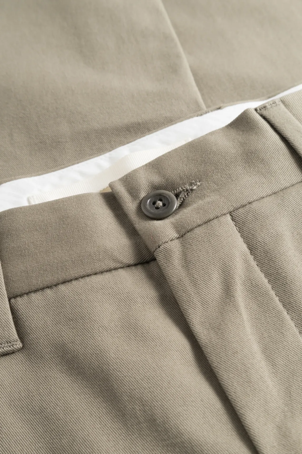 norse_standard_chino_5-1.webp Norse Projects TROUSERS^Norse Standard Chino Sediment Green