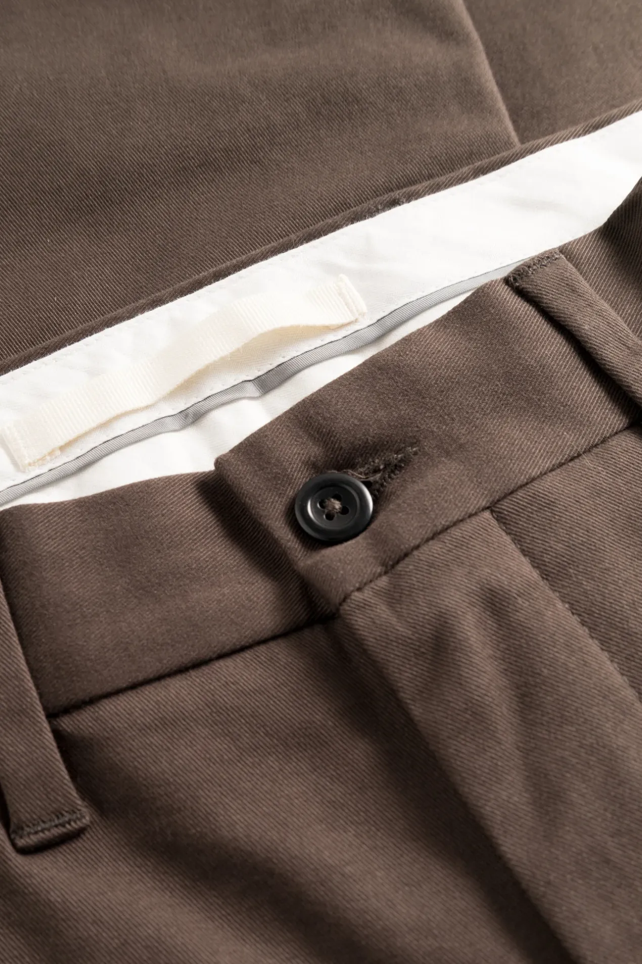 norse_standard_chino_5-4.webp Norse Projects TROUSERS^Norse Standard Chino Espresso