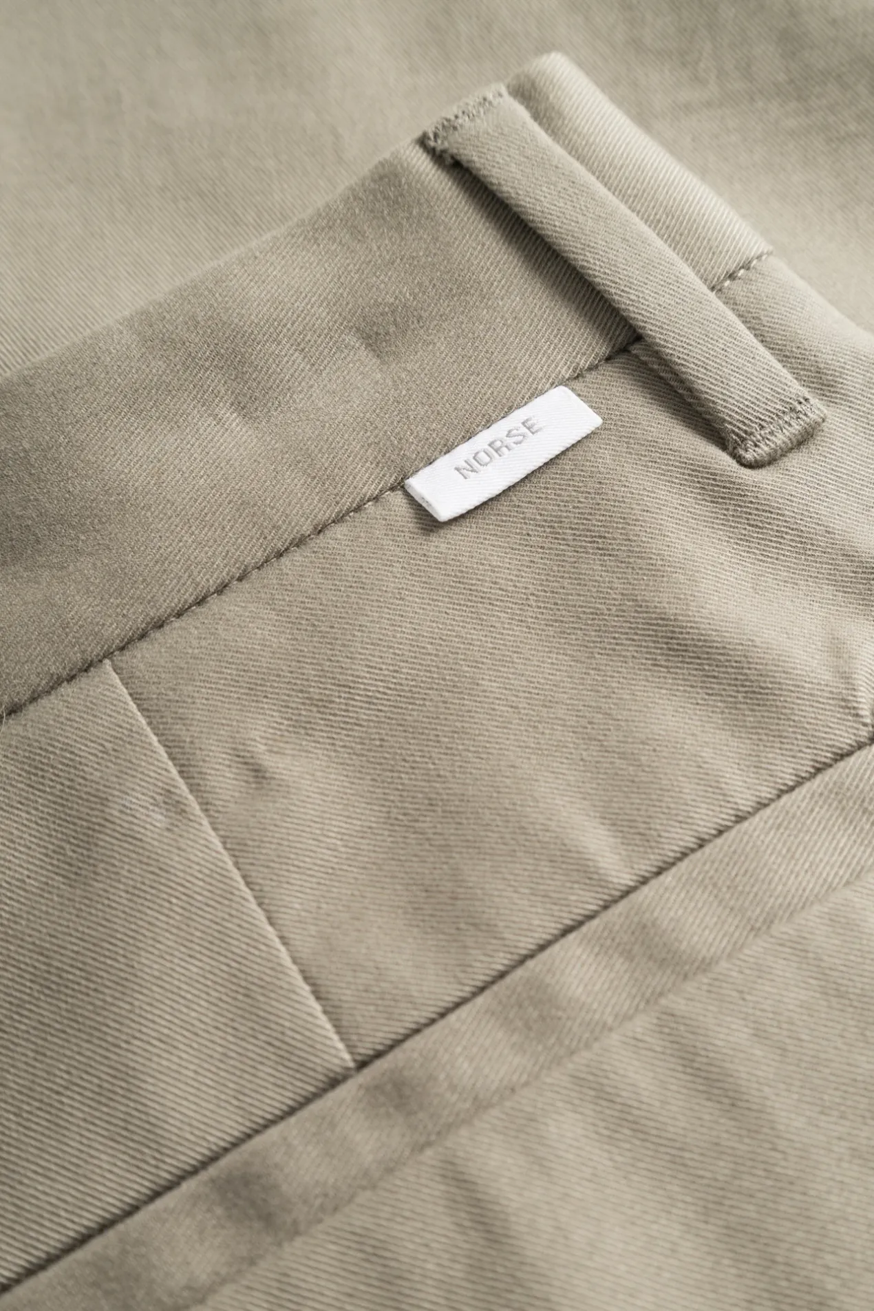 norse_standard_chino_6-1.webp Norse Projects TROUSERS^Norse Standard Chino Sediment Green