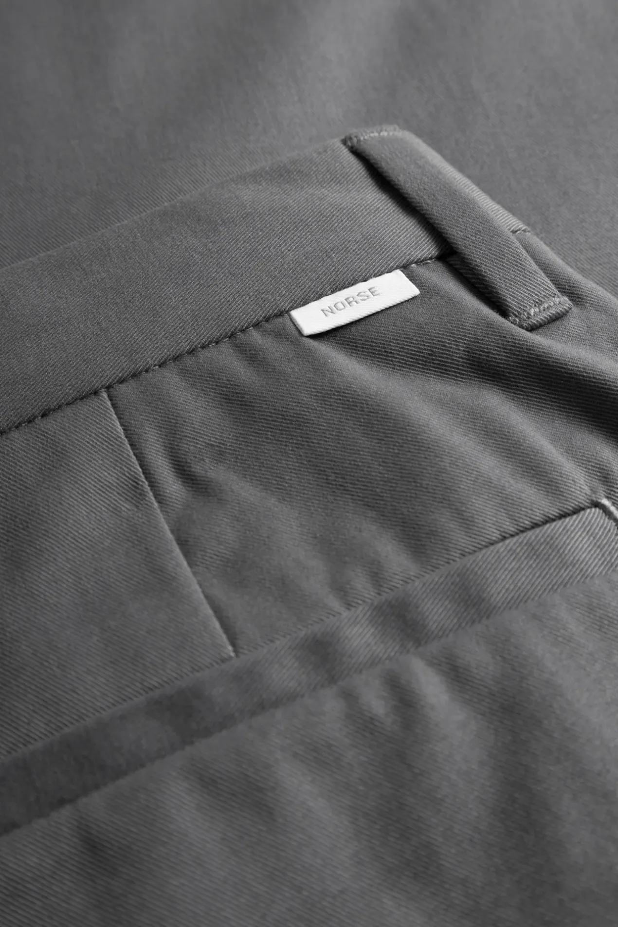 norse_standard_chino_6-3.webp Norse Projects TROUSERS^Norse Standard Chino Magnet Grey