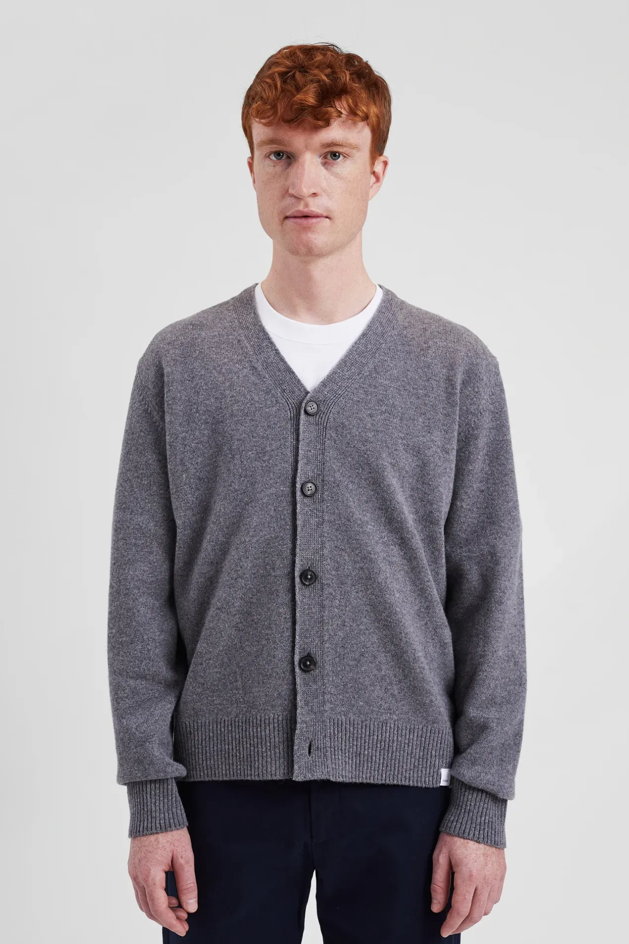 norse_standard_merino_lambswool_cardigan_2-3.webp Norse Projects KNITWEAR^Norse Standard Merino Lambswool Cardigan Grey Melange