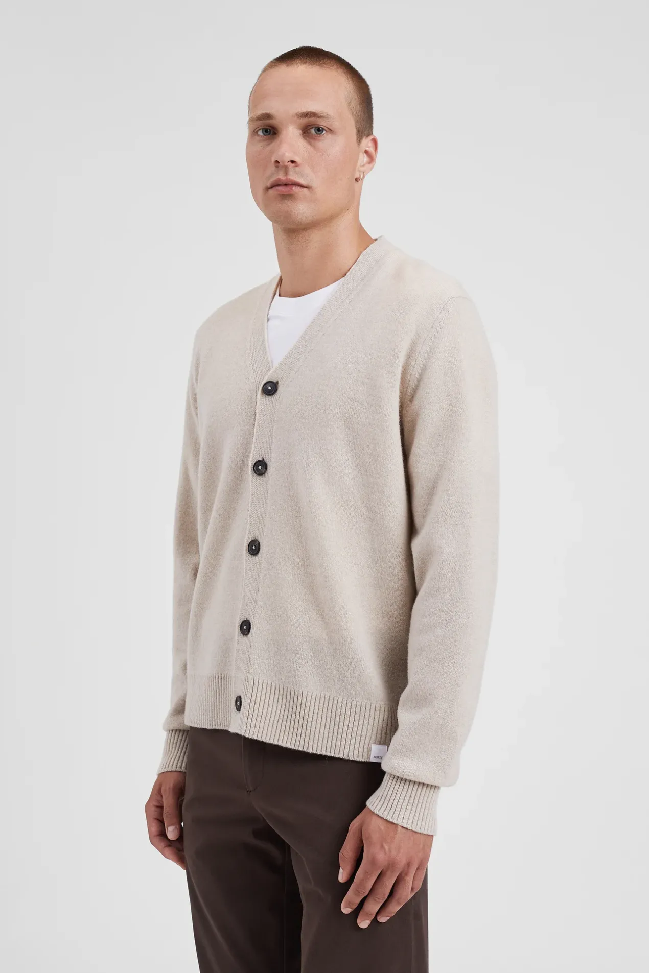 norse_standard_merino_lambswool_cardigan_3-1.webp Norse Projects KNITWEAR^Norse Standard Merino Lambswool Cardigan Oatmeal