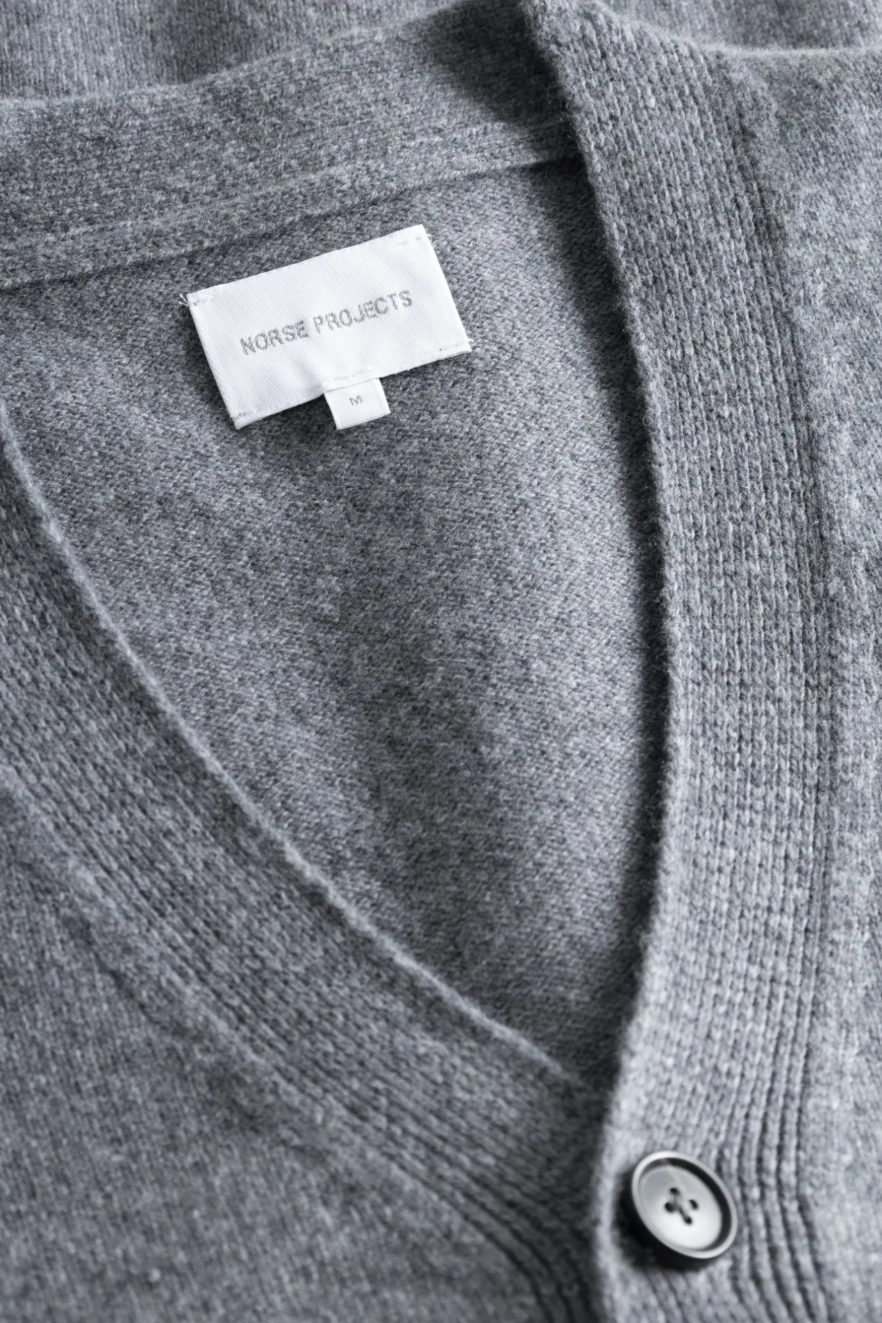 norse_standard_merino_lambswool_cardigan_4-3.webp Norse Projects KNITWEAR^Norse Standard Merino Lambswool Cardigan Grey Melange