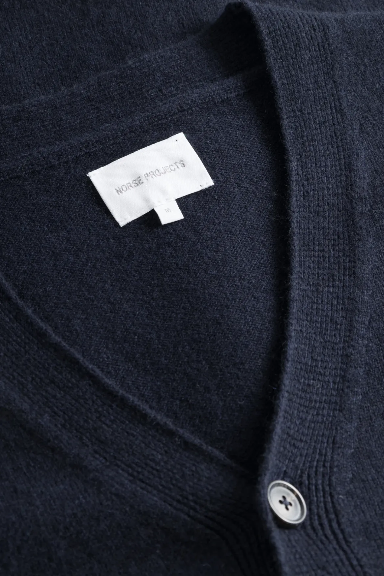 norse_standard_merino_lambswool_cardigan_4-4.webp Norse Projects KNITWEAR^Norse Standard Merino Lambswool Cardigan Dark Navy