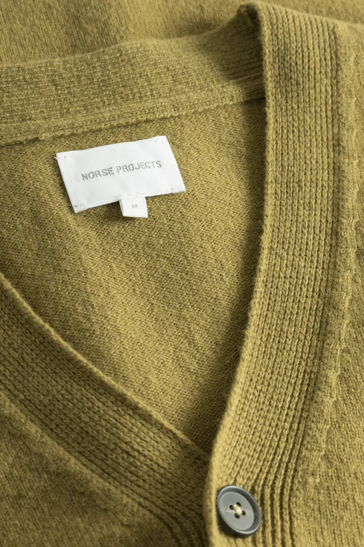 norse_standard_merino_lambswool_cardigan_4.webp Norse Projects KNITWEAR^Norse Standard Merino Lambswool Cardigan Sitka Green