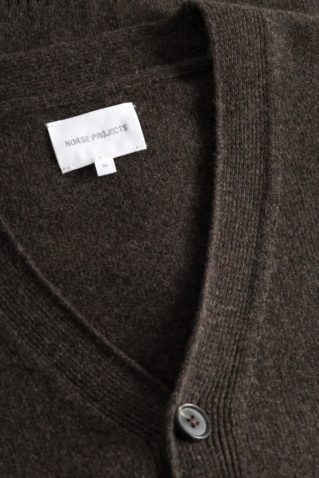 norse_standard_merino_lambswool_cardigan_6-2.webp Norse Projects KNITWEAR^Norse Standard Merino Lambswool Cardigan Heathland Brown