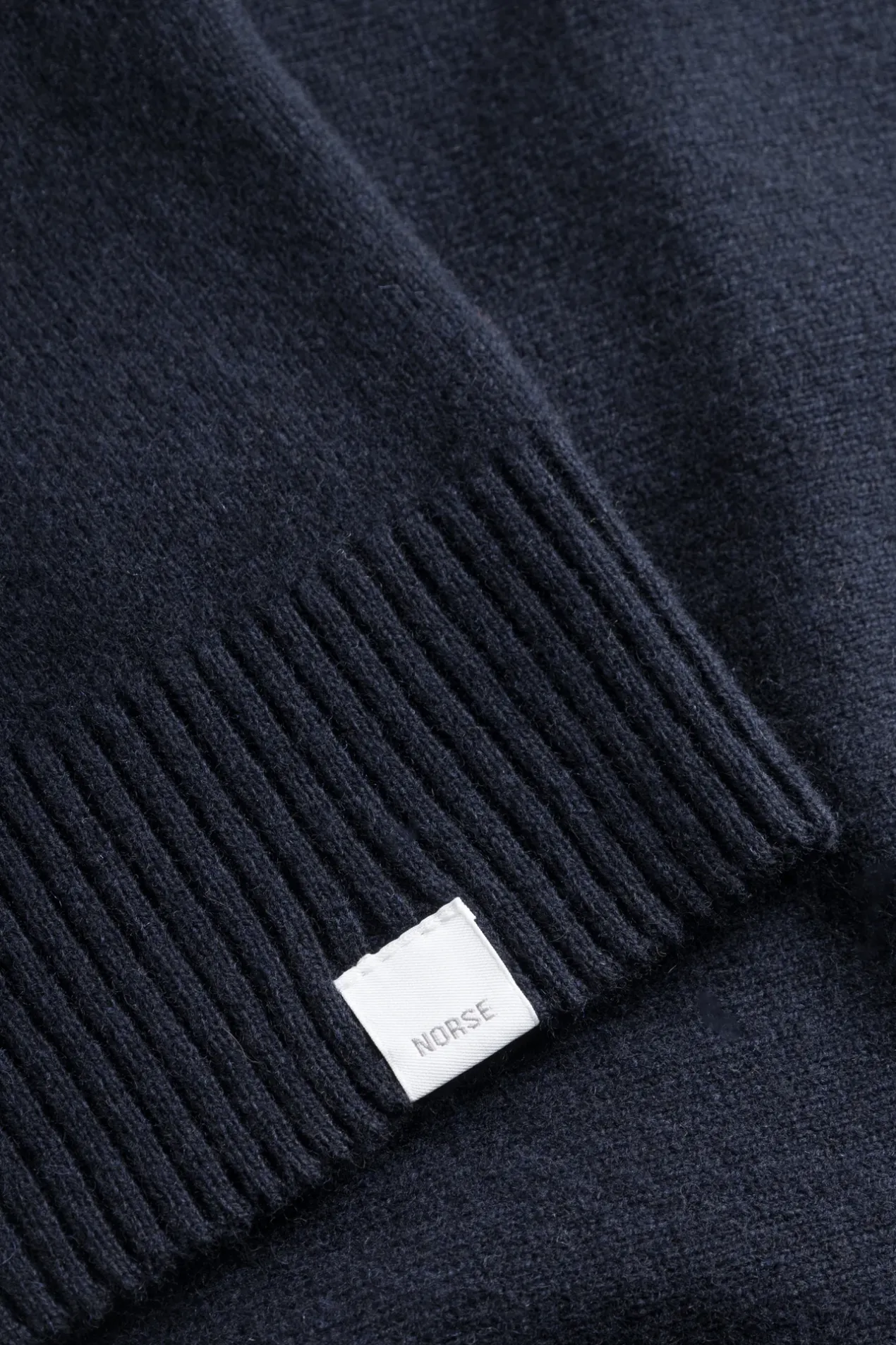 norse_standard_merino_lambswool_cardigan_6-4.webp Norse Projects KNITWEAR^Norse Standard Merino Lambswool Cardigan Dark Navy
