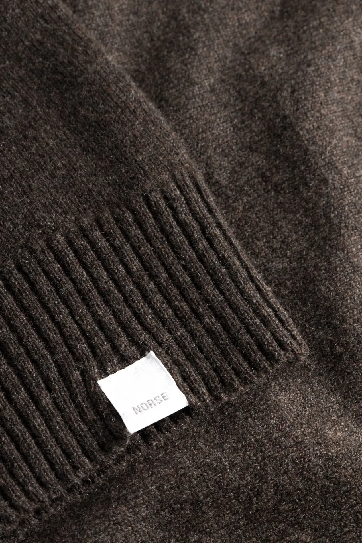 norse_standard_merino_lambswool_cardigan_8-1.webp Norse Projects KNITWEAR^Norse Standard Merino Lambswool Cardigan Heathland Brown