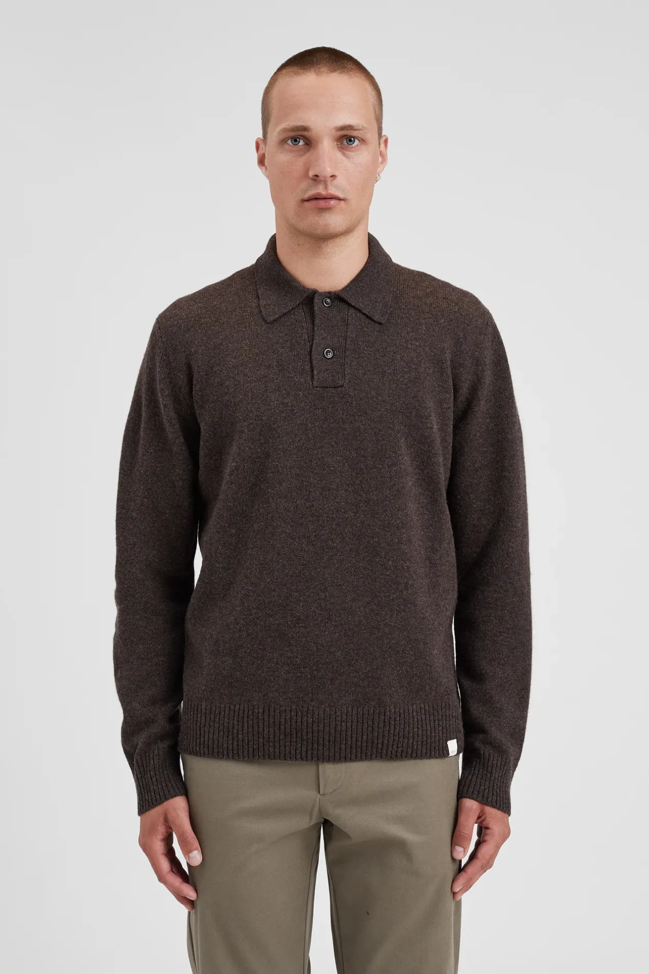 norse_standard_merino_lambswool_polo_2-5.webp Norse Projects KNITWEAR^Norse Standard Merino Lambswool Polo Heathland Brown