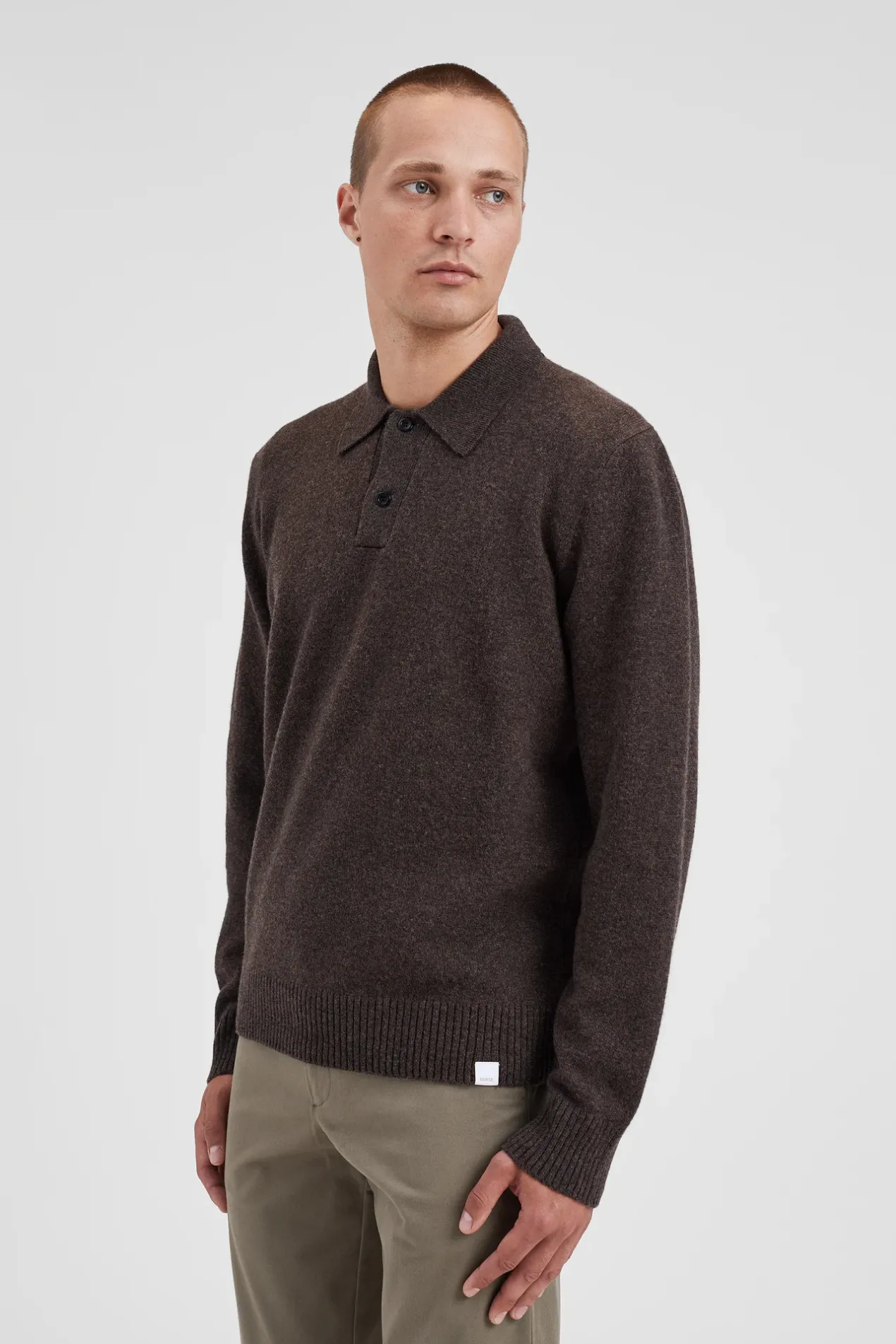 norse_standard_merino_lambswool_polo_3-5.webp Norse Projects KNITWEAR^Norse Standard Merino Lambswool Polo Heathland Brown