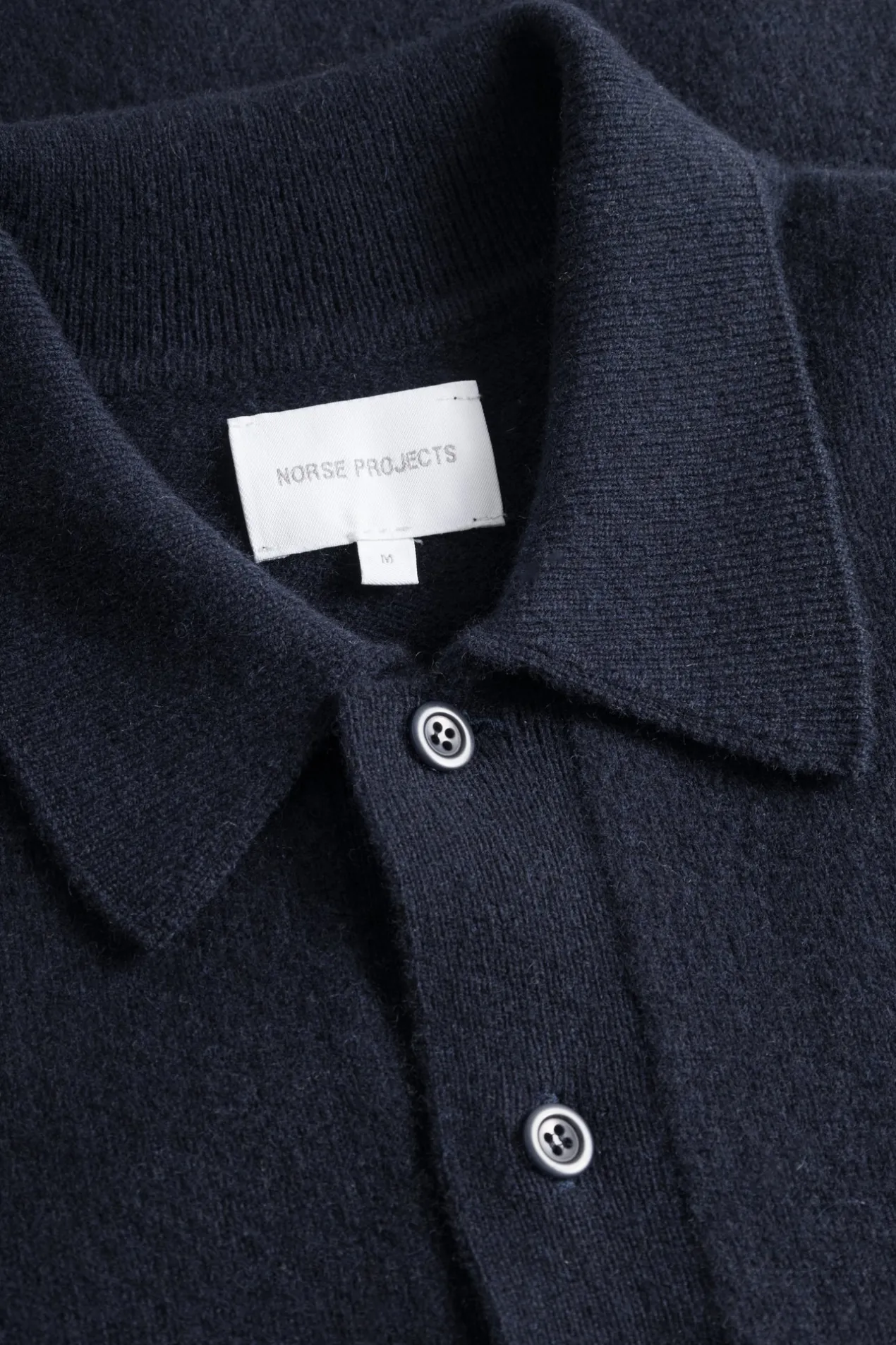 norse_standard_merino_lambswool_polo_4-1.webp Norse Projects KNITWEAR^Norse Standard Merino Lambswool Polo Dark Navy