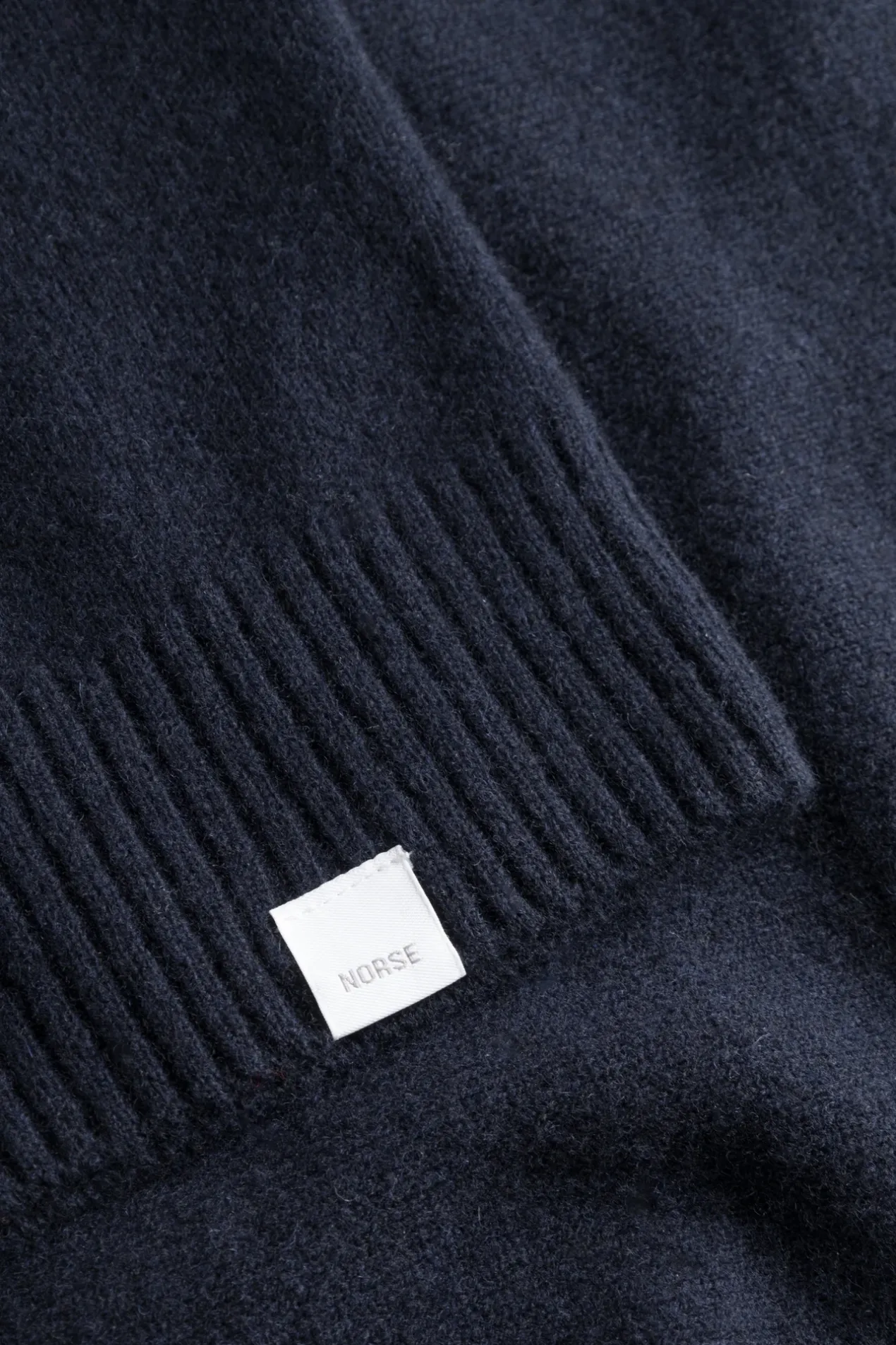 norse_standard_merino_lambswool_polo_6-1.webp Norse Projects KNITWEAR^Norse Standard Merino Lambswool Polo Dark Navy
