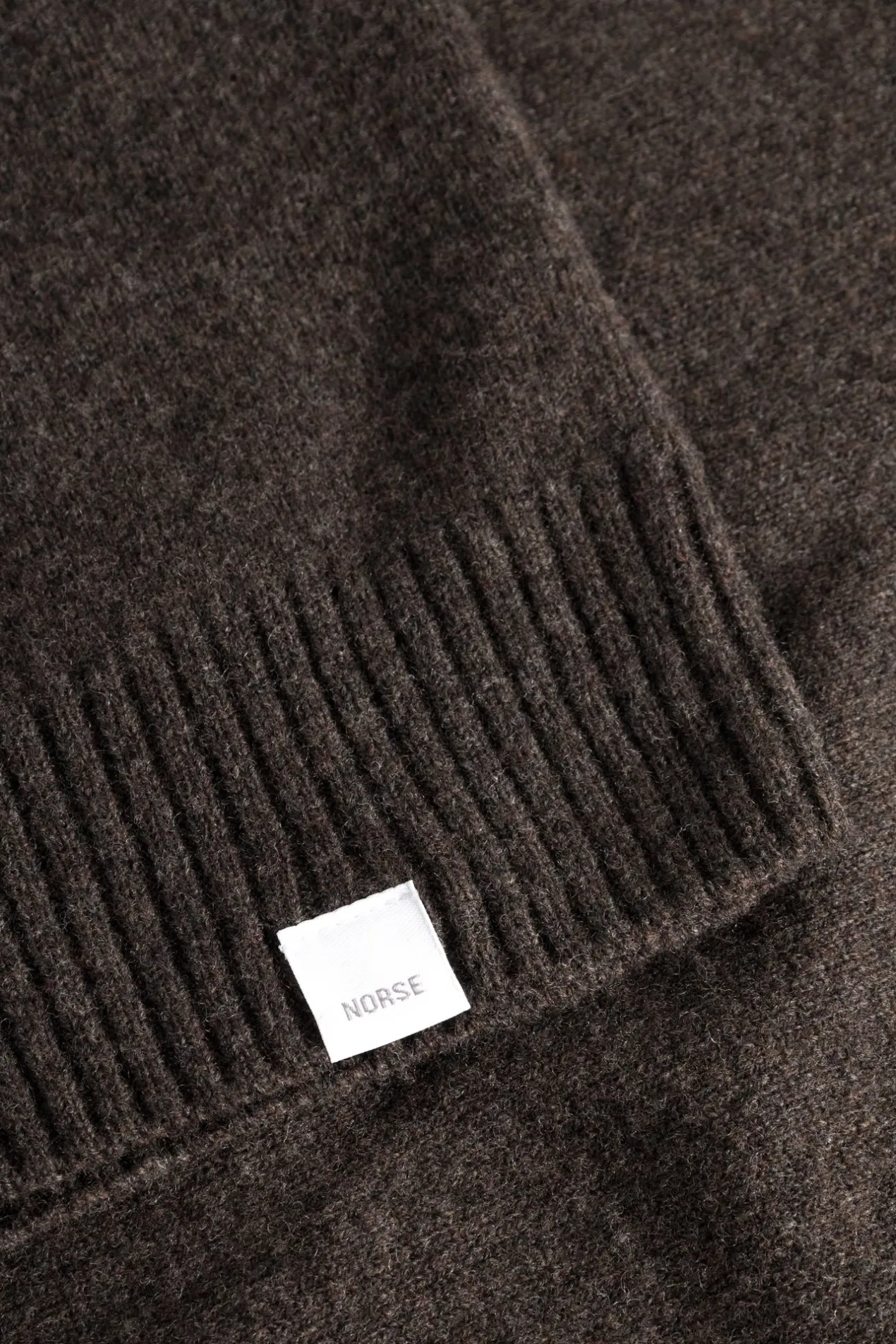 norse_standard_merino_lambswool_polo_8.webp Norse Projects KNITWEAR^Norse Standard Merino Lambswool Polo Heathland Brown