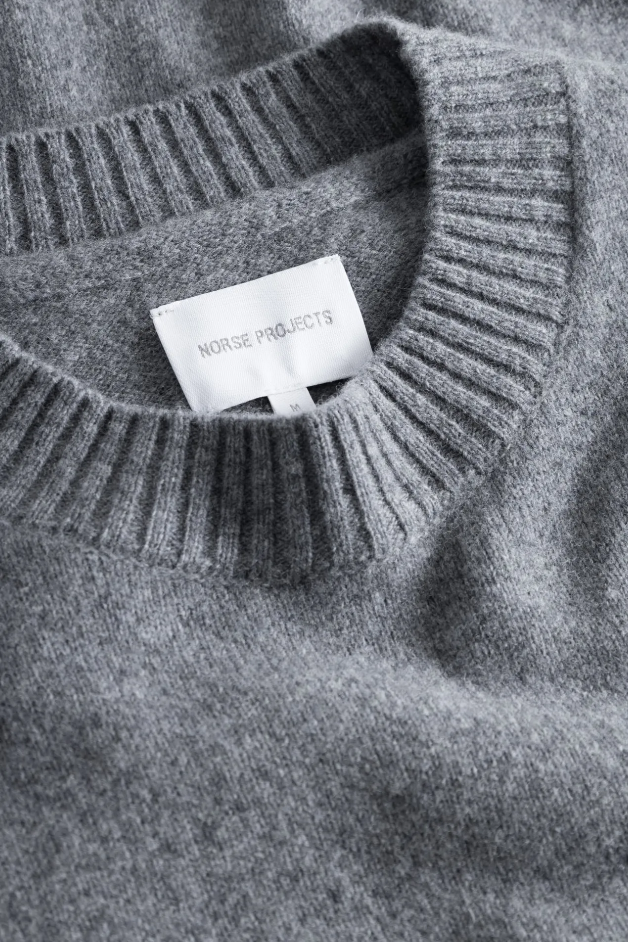 norse_standard_merino_lambswool_sweater_4-5.webp Norse Projects KNITWEAR^Norse Standard Merino Lambswool Sweater Grey Melange