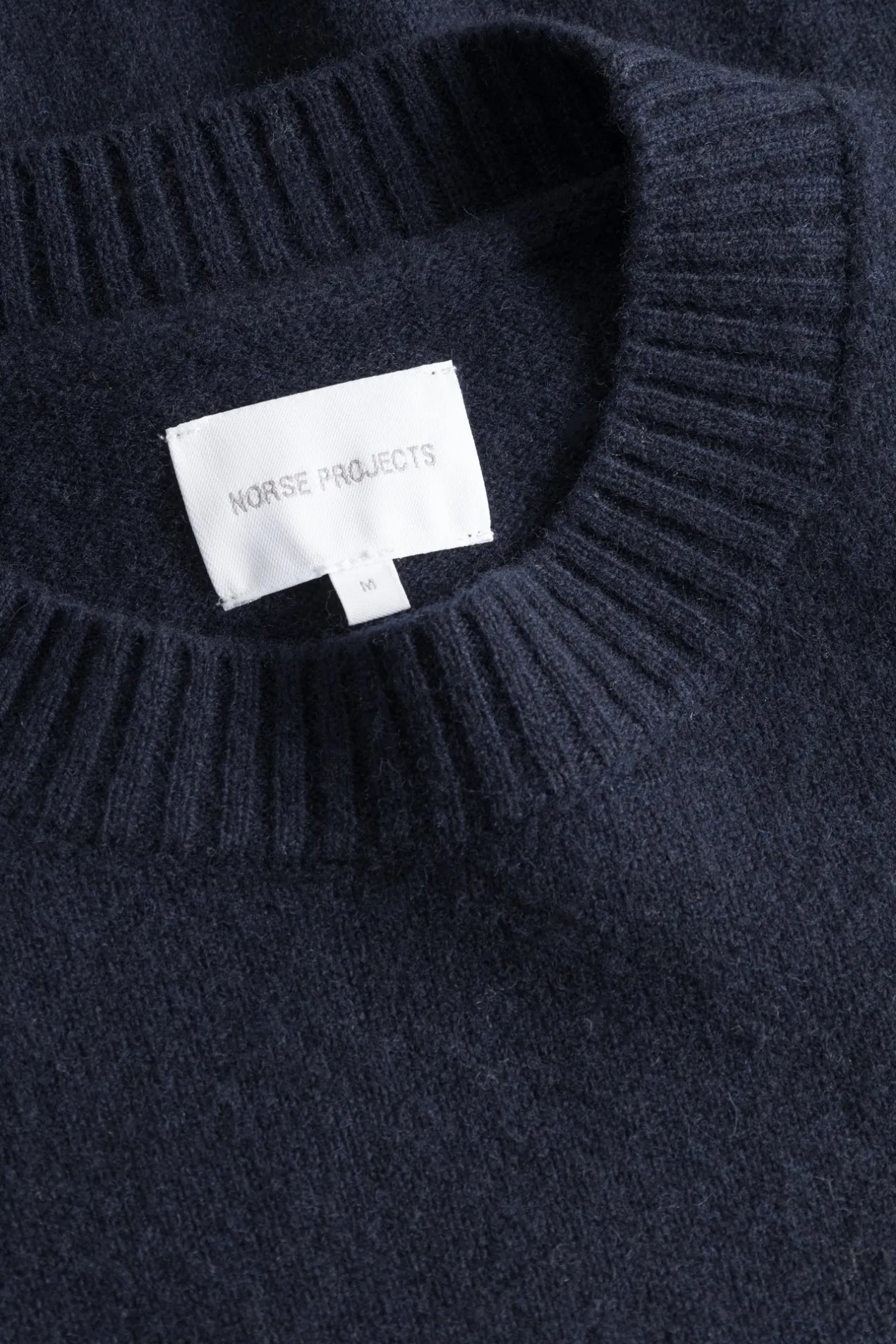 norse_standard_merino_lambswool_sweater_4.webp Norse Projects KNITWEAR^Norse Standard Merino Lambswool Sweater Dark Navy