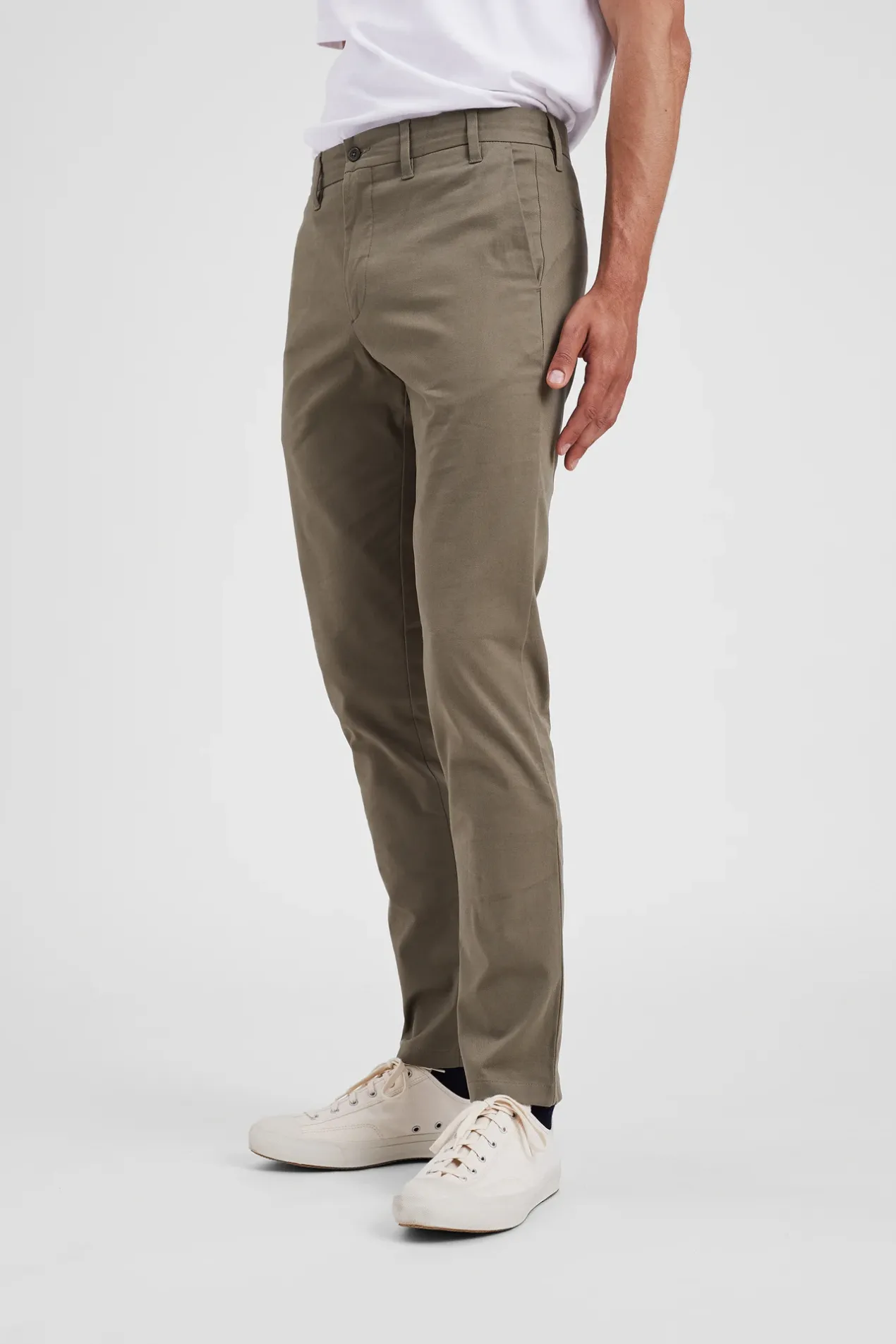 norse_standard_slim_chino_3-5.webp Norse Projects TROUSERS^Norse Standard Slim Chino Sediment Green