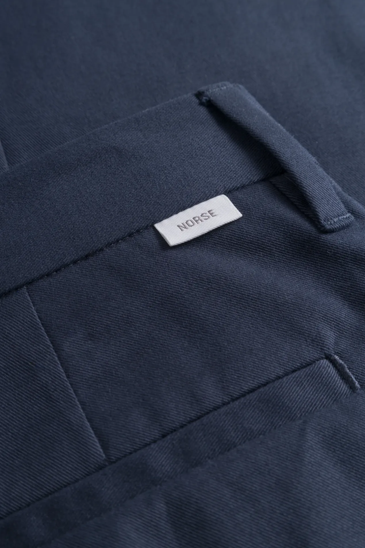 norse_standard_slim_chino_5-4.webp Norse Projects TROUSERS^Norse Standard Slim Chino Dark Navy