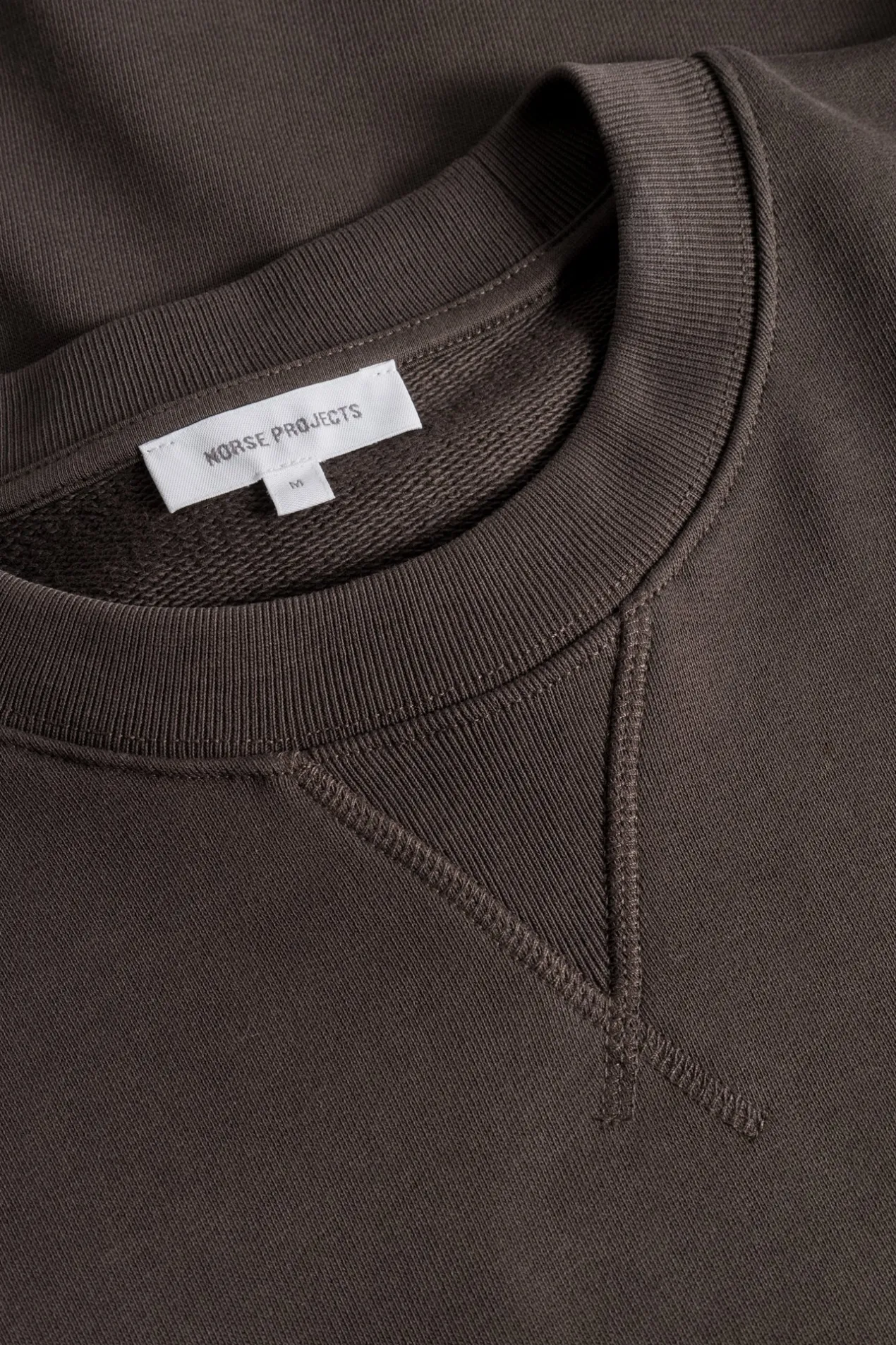 norse_standard_sweatshirt_4-2.webp Norse Projects SWEATSHIRTS^Norse Standard Sweatshirt Espresso