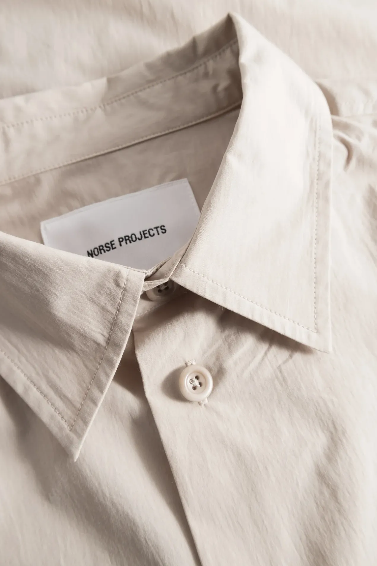 silas_tech_poplin_shirt_8.webp Norse Projects SHIRTING^Silas Tech Poplin Shirt Stone