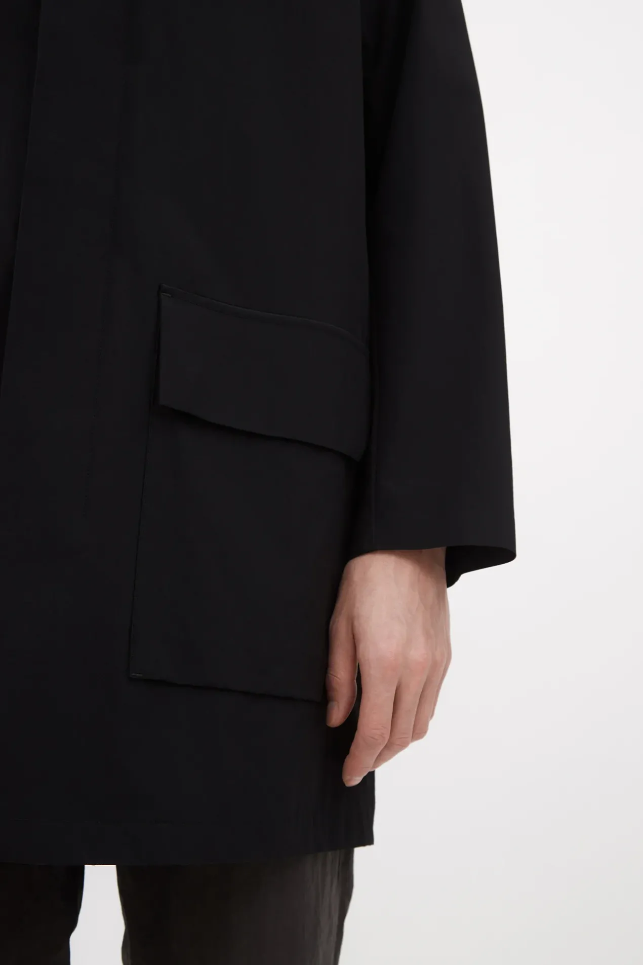 vargo_travel_light_raglan_mac_5.webp Norse Projects OUTERWEAR^Vargo Travel Light Raglan Mac Black