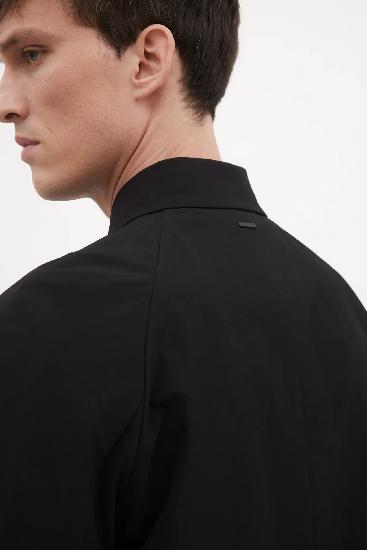 vargo_travel_light_raglan_mac_6.webp Norse Projects OUTERWEAR^Vargo Travel Light Raglan Mac Black